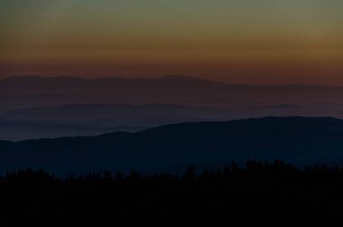 Güzel turuncu şafak, sis, duman, bulutlar, tepeler ve dağ aralıkları. Rila göller görünümü bir kulübe, Rila Dağı, Bulgaristan, sonbahar 2018