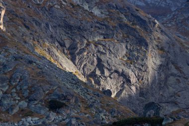 Rila göller, Bulgaristan yakın kayalar üzerine düşen güneş ışınları