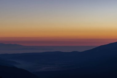 Rila Dağı'nın kayalık zirveleri üzerinden güzel gündoğumu. Rila göller görünümü bir kulübe, Rila Dağı, Bulgaristan, sonbahar 2018