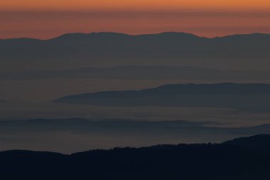 Rila Dağı'nın kayalık zirveleri üzerinden güzel gündoğumu. Rila göller görünümü bir kulübe, Rila Dağı, Bulgaristan, sonbahar 2018