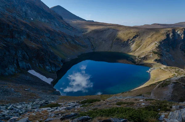 位于拉拉山脉西北部的一组冰川湖泊之一的冈托湖 的景色 令人心旷神怡的镜子就像保加利亚的湖反射 2018年秋季 — 图库照片
