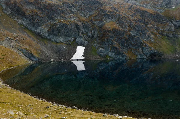 Okoto リラ山脈 北西部での氷河湖のグループの一つ 心のブルガリアの湖の反射のような鏡を吹きます 2018 — ストック写真