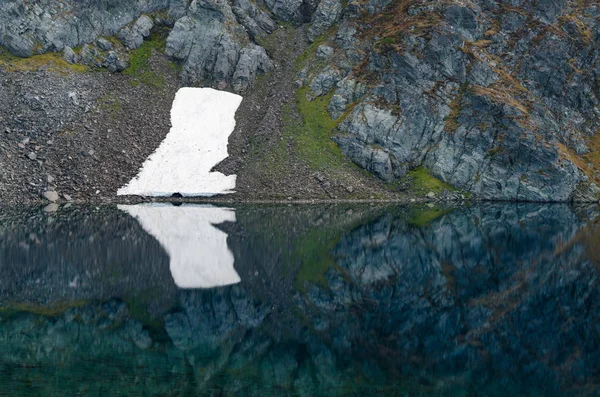 Okoto リラ山脈 北西部での氷河湖のグループの一つ 心のブルガリアの湖の反射のような鏡を吹きます 2018 — ストック写真