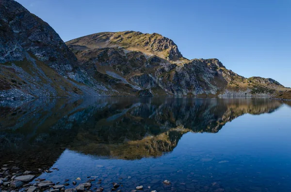 位于保加利亚西北部的拉拉山脉的一组冰川湖泊之一 可以欣赏到巴布莱卡湖 的景色 2018年秋季 — 图库照片