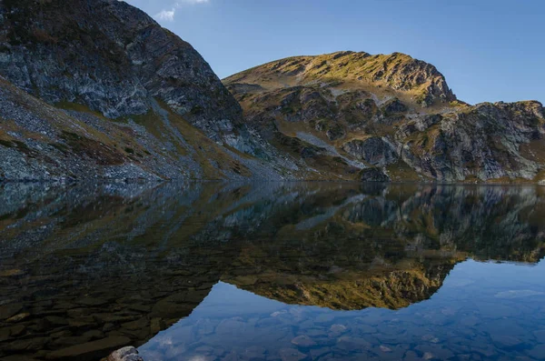 位于保加利亚西北部的拉拉山脉的一组冰川湖泊之一 可以欣赏到巴布莱卡湖 的景色 2018年秋季 — 图库照片