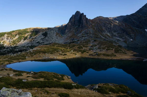Bliznaka ツイン 北西のリラ山の氷河湖のグループの一つ 心の湖の反射と岩峰のような鏡を吹きます ブルガリア 2018 — ストック写真