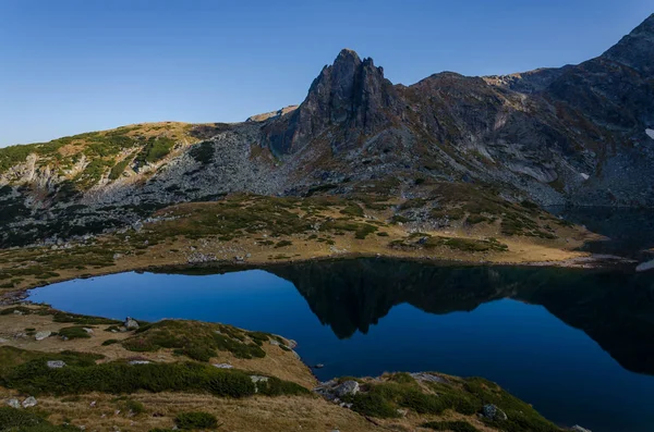 Bliznaka ツイン 北西のリラ山の氷河湖のグループの一つ 心の湖の反射と岩峰のような鏡を吹きます ブルガリア 2018 — ストック写真