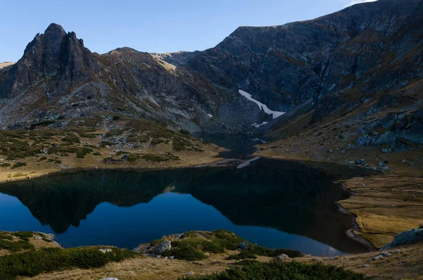 布洛兹纳卡湖 是里拉山西北部的一组冰川湖之一 让人心惊肉跳的镜子就像湖面的倒影和岩石的山峰 保加利亚 2018年秋季 — 图库照片