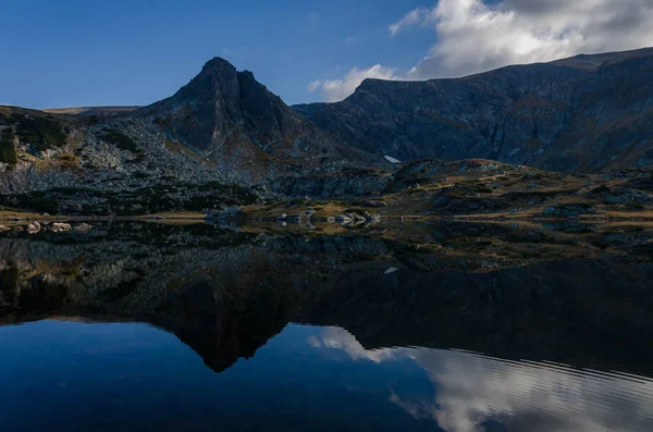 布洛兹纳卡湖 是里拉山西北部的一组冰川湖之一 让人心惊肉跳的镜子就像湖面的倒影和岩石的山峰 保加利亚 2018年秋季 — 图库照片