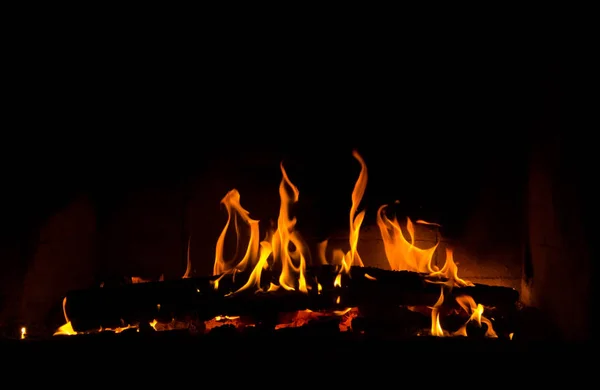 Llamas Fuego Parpadeantes Sobre Fondo Negro Una Chimenea — Foto de Stock