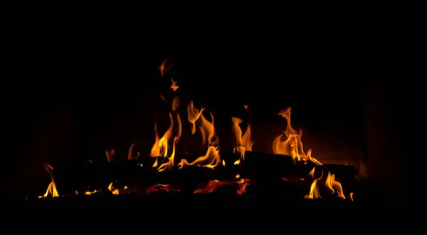 Llamas Fuego Parpadeantes Sobre Fondo Negro Una Chimenea — Foto de Stock