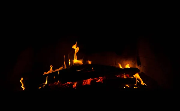 Τρέμοντας Φλόγες Φωτιάς Μαύρο Φόντο Ένα Τζάκι — Φωτογραφία Αρχείου