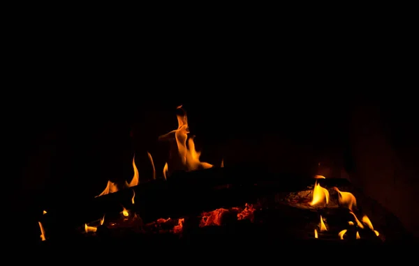 Flackernde Feuerflammen Auf Schwarzem Hintergrund Einem Kamin — Stockfoto