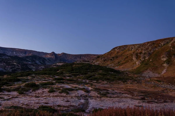 Sonnenaufgang Strahlen Die Die Felsen Rund Rila Seen Hütte Rila — Stockfoto