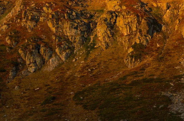 Rayos Del Amanecer Que Brillan Las Rocas Alrededor Cabaña Los —  Fotos de Stock