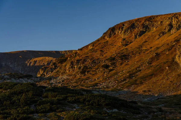 Sonnenaufgang Strahlen Die Die Felsen Rund Rila Seen Hütte Rila — Stockfoto