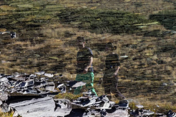 Reflections Hikers Lake Okoto Eye One Group Glacial Lakes Northwestern — Fotografia de Stock