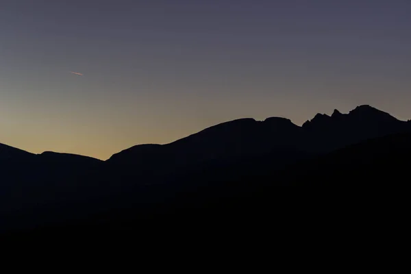 美しい日の出リラ山の岩が多い頂上 リラ湖からの眺め小屋 リラ山脈 ブルガリア 2018 — ストック写真