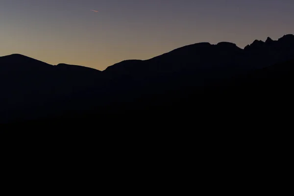 美しい日の出リラ山の岩が多い頂上 リラ湖からの眺め小屋 リラ山脈 ブルガリア 2018 — ストック写真