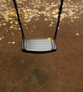 Bir boş park beşik ve sonbaharda yapraklar