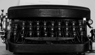 Kiril harf düğmeleri ile eski bir yazım makinenin yakın çekim