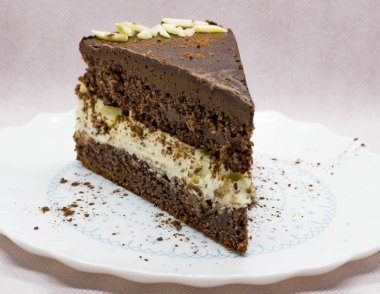 Vanilya krem ve Hindistan cevizi ve badem çiçeği ile ev yapımı chocoalate pasta bir parça