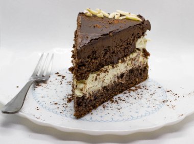 Vanilya krem ve Hindistan cevizi ve badem çiçeği ile ev yapımı chocoalate pasta bir parça