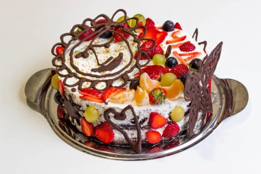 Ev çikolatalı kek krem abd ile meyve yaptı.