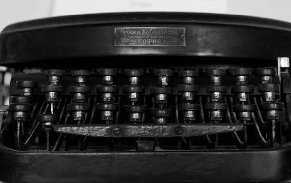Close Van Een Oude Typen Machine Met Cyrillische Letterknoppen — Stockfoto