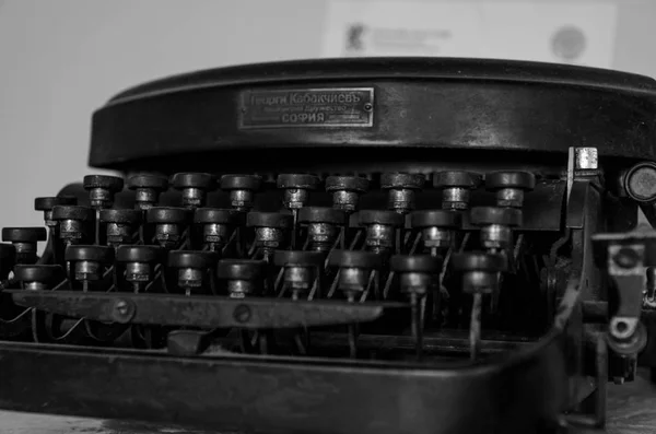 Primer Plano Una Vieja Máquina Escribir Con Botones Letras Cirílicas — Foto de Stock