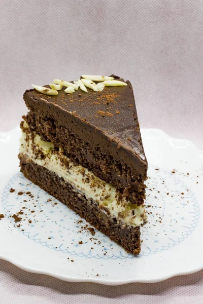 Ein Stück Hausgemachter Schokoladenkuchen Mit Vanillecreme Und Kokos Und Mandelblüten — Stockfoto