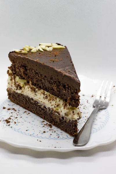 Pedaço Bolo Caseiro Chocolate Com Creme Baunilha Coco Amêndoa Flor — Fotografia de Stock