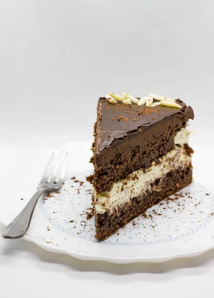 Кусок Домашнего Шоколадного Торта Ванильным Кремом Кокосом Миндальным Цветком — стоковое фото