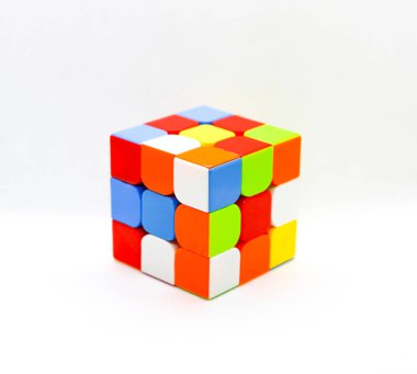 Rubik küpü 1974 yılında Macar heykeltıraş ve mimari Ern Rubik tarafından icat bir 3-b kombinasyon bulmaca olduğunu. Orjinal adıyla MAGIC Cube