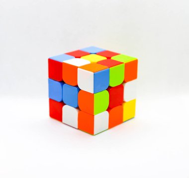 Rubik küpü 1974 yılında Macar heykeltıraş ve mimari Ern Rubik tarafından icat bir 3-b kombinasyon bulmaca olduğunu. Orjinal adıyla MAGIC Cube
