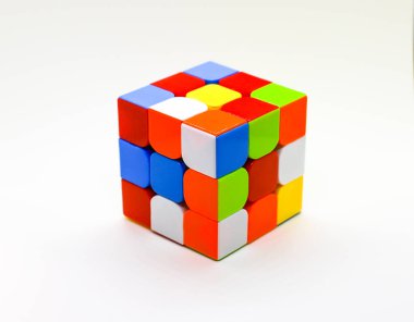 Rubik küpü 1974 yılında Macar heykeltıraş ve mimari Ern Rubik tarafından icat bir 3-b kombinasyon bulmaca olduğunu. Orjinal adıyla MAGIC Cube