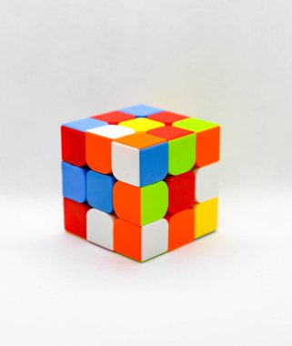 Rubik küpü 1974 yılında Macar heykeltıraş ve mimari Ern Rubik tarafından icat bir 3-b kombinasyon bulmaca olduğunu. Orjinal adıyla MAGIC Cube