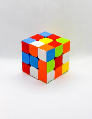 Rubik küpü 1974 yılında Macar heykeltıraş ve mimari Ern Rubik tarafından icat bir 3-b kombinasyon bulmaca olduğunu. Orjinal adıyla MAGIC Cube