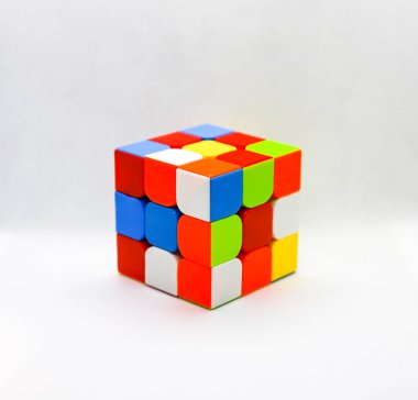Rubik küpü 1974 yılında Macar heykeltıraş ve mimari Ern Rubik tarafından icat bir 3-b kombinasyon bulmaca olduğunu. Orjinal adıyla MAGIC Cube