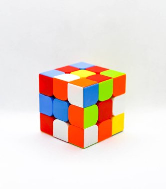 Rubik küpü 1974 yılında Macar heykeltıraş ve mimari Ern Rubik tarafından icat bir 3-b kombinasyon bulmaca olduğunu. Orjinal adıyla MAGIC Cube