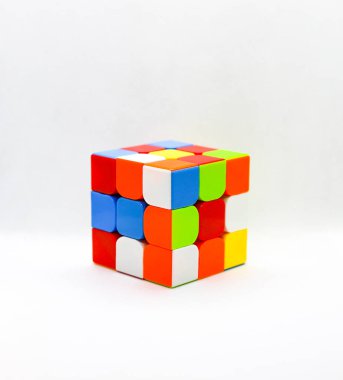 Rubik küpü 1974 yılında Macar heykeltıraş ve mimari Ern Rubik tarafından icat bir 3-b kombinasyon bulmaca olduğunu. Orjinal adıyla MAGIC Cube