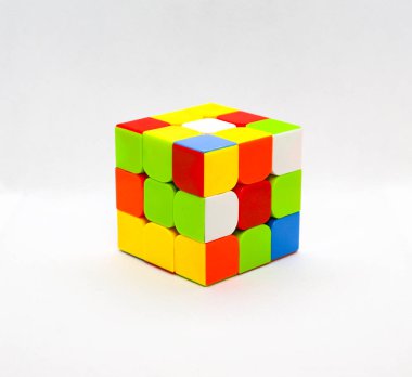 Rubik küpü 1974 yılında Macar heykeltıraş ve mimari Ern Rubik tarafından icat bir 3-b kombinasyon bulmaca olduğunu. Orjinal adıyla MAGIC Cube