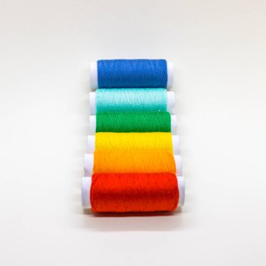 Kırmızı, turuncu, sarı, yeşil ve mavi konu üzerinde reel soluksuz bir dizi