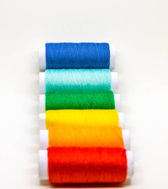 Kırmızı, turuncu, sarı, yeşil ve mavi konu üzerinde reel soluksuz bir dizi