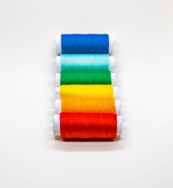 Kırmızı, turuncu, sarı, yeşil ve mavi konu üzerinde reel soluksuz bir dizi