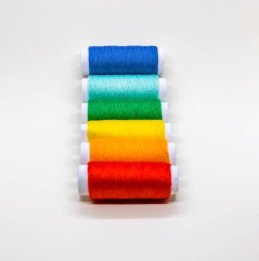 Kırmızı, turuncu, sarı, yeşil ve mavi konu üzerinde reel soluksuz bir dizi