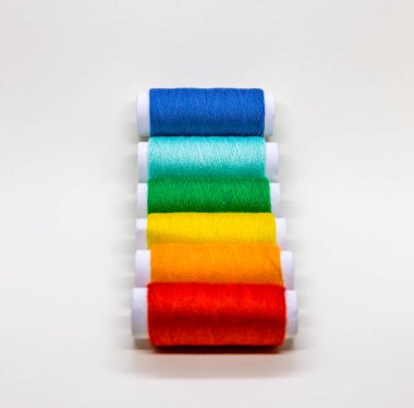 Kırmızı, turuncu, sarı, yeşil ve mavi konu üzerinde reel soluksuz bir dizi