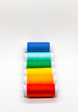 Kırmızı, turuncu, sarı, yeşil ve mavi konu üzerinde reel soluksuz bir dizi