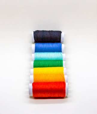 Kırmızı, turuncu, sarı, yeşil ve mavi konu üzerinde reel soluksuz bir dizi