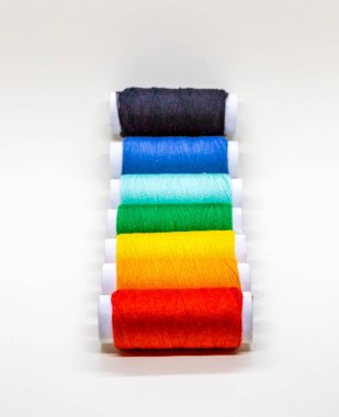 Kırmızı, turuncu, sarı, yeşil ve mavi konu üzerinde reel soluksuz bir dizi